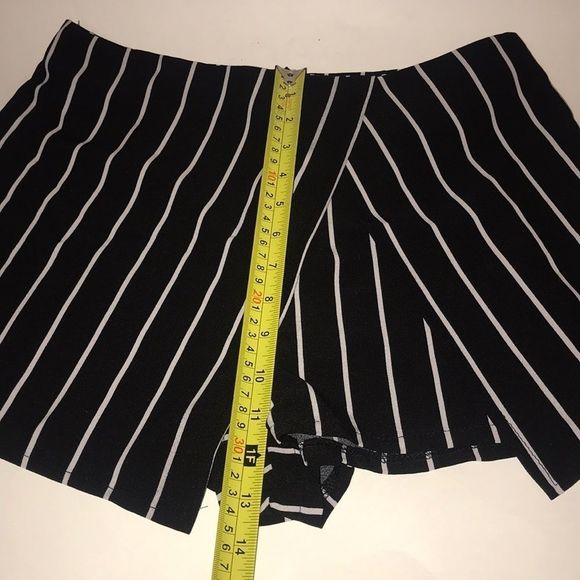 NWT LF black with stripes skort size M - Picture 6 of 9